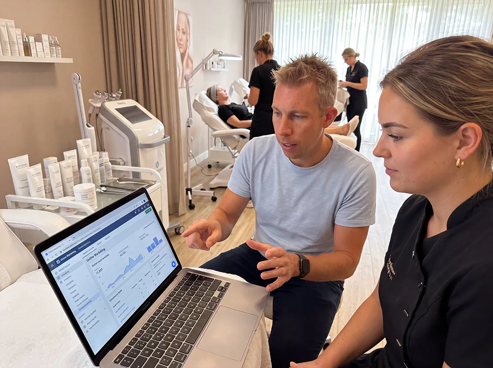 Bart licht de resultaten toe van de voorbije marketingcampagne bij een schoonheidssalon