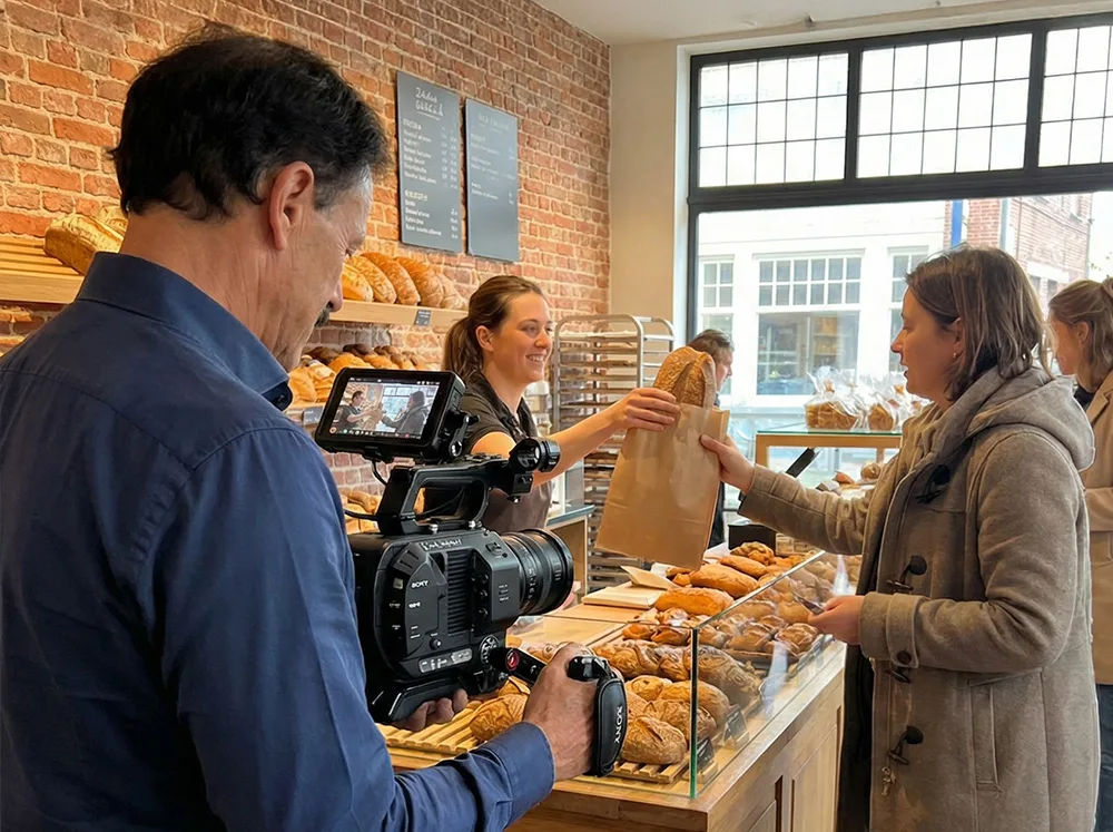 Luc neemt een bedrijfsvideo op bij een lokale bakkerij