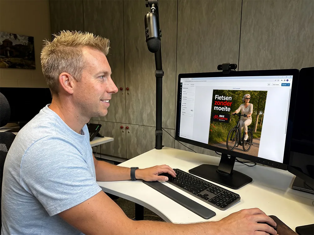 Bart maakt een social media post klaar voor een fietsenwinkel